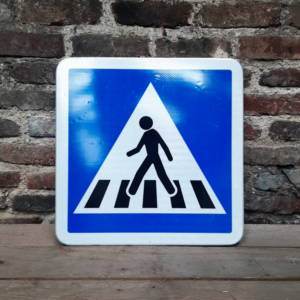 Panneau de signalisation routière piétons