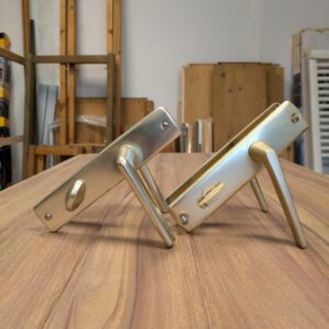 Poignée de porte avec béquille sur plaque à condamnation